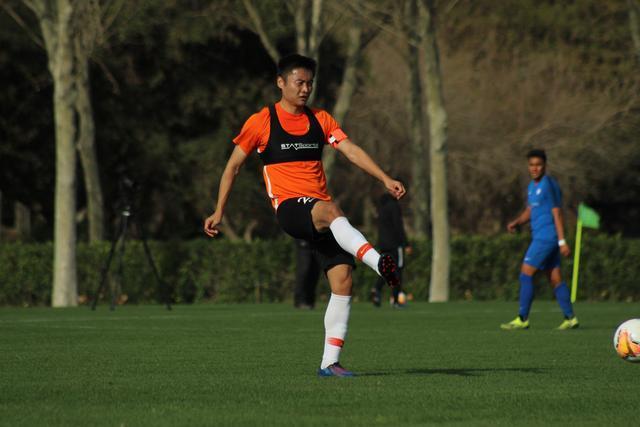 亚马尔与19岁女网红购物被偷拍 她有140多万粉丝